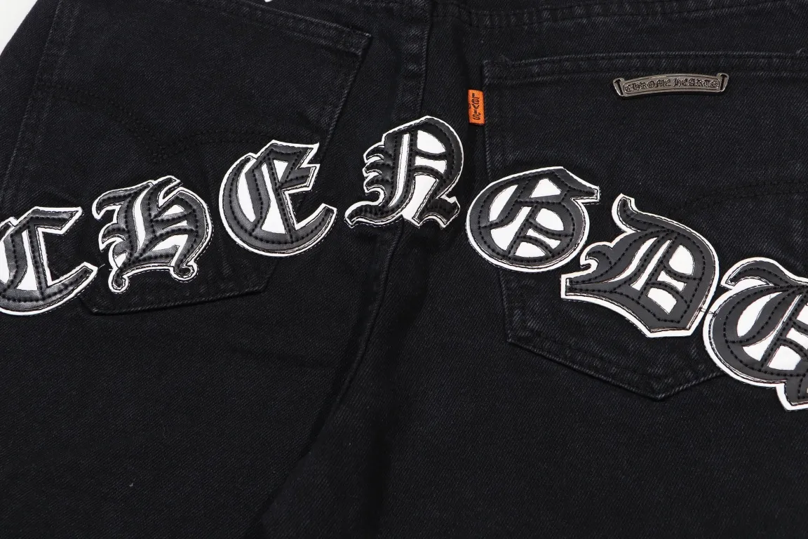 P260 [Next day] Chrome Hearts | Chrome Hearts CH city limited series Sanskrit cross patch leather jeans - black and white color matching - Chengdu "chengdu" jeans that cater to the hometown of Chengdu giant pandas. The finished products need to be washed and then disassembled and hand-stitched. The sheepskin cross leather is then spliced ​​to complete. The whole piece requires too much craftsmanship to describe. The texture can be seen in hand, and it looks good. The upper body effect is particularly stiff and stylish, super stylish. Same style for men and women - Color: black and white Size: 28 30 32 34 Corresponding sizes s-xl Available in stock and shipped in seconds. Detailed sizes can be found in Figure 9